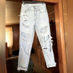 American Eagle Strigid Light Wash Mom Jeans- Size 000